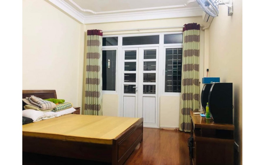 CC Bán nhà Mặt ngõ Giáp Bát, Trương Định. Kinh Doanh. DT 39m2 x 5T, Ô tô đỗ cửa. Chỉ hơn 4 tỷ